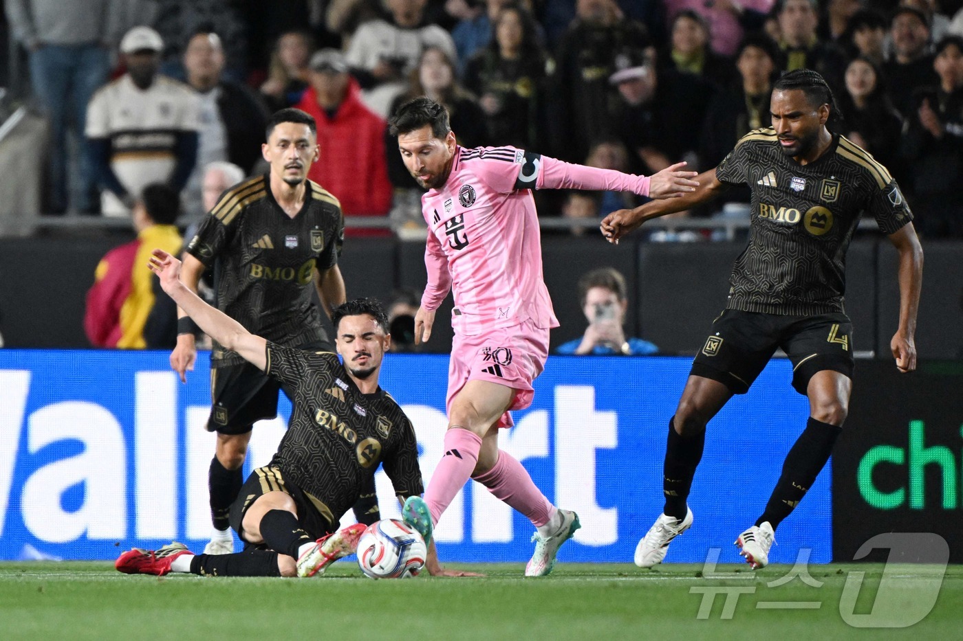 (AFP=뉴스1) 허경 기자 = 리오넬 메시가 22일(현지시간) 미국 로스엔젤레스 메모리얼 콜리세움에서 열린 LA FC와 인터 마이애미 2026 MLS 공식 개막전에서 드리블하고 …