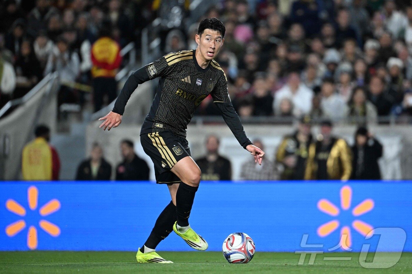본문 이미지 - 손흥민이 22일(현지시간) 미국 로스엔젤레스 메모리얼 콜리세움에서 열린 LA FC와 인터 마이애미 2026 MLS 공식 개막전에서 드리블을 하고 있다. ⓒ AFP=뉴스1