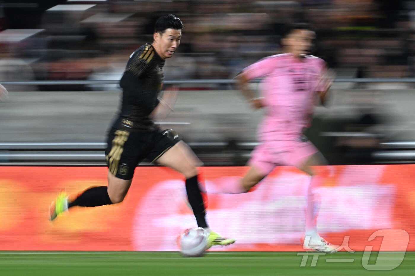 본문 이미지 - 손흥민이 22일(현지시간) 미국 로스엔젤레스 메모리얼 콜리세움에서 열린 LA FC와 인터 마이애미 2026 MLS 공식 개막전에서 드리블을 하고 있다. ⓒ AFP=뉴스1