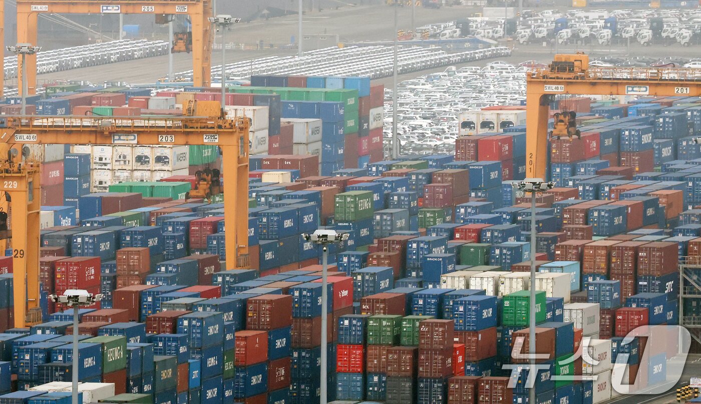 본문 이미지 -  22일 경기 평택시 포승읍 평택항에 수출용 컨테이너와 자동차가 세워진 모습. 2026.2.22 ⓒ 뉴스1 오대일 기자