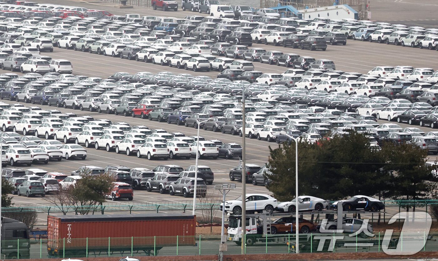 본문 이미지 - 도널드 트럼프 미국 대통령이 21일(현지시각) 연방대법원의 상호관세 위법 판결 하루만에 '글로벌 관세'를 10%에서 15%로 인상하겠다고 전격 발표했다. 트럼프 대통령이 꺼내든 무역법 122조는 심각한 국제수지 적자 해소를 위해 대통령이 최대 15%의 관세를 150일간 한시적으로 부과할 수 있도록 허용한다. 사진은 22일 경기 평택시 포승읍 평택항에 수출용 차량이 세워진 모습. 2026.2.22 ⓒ 뉴스1 오대일 기자