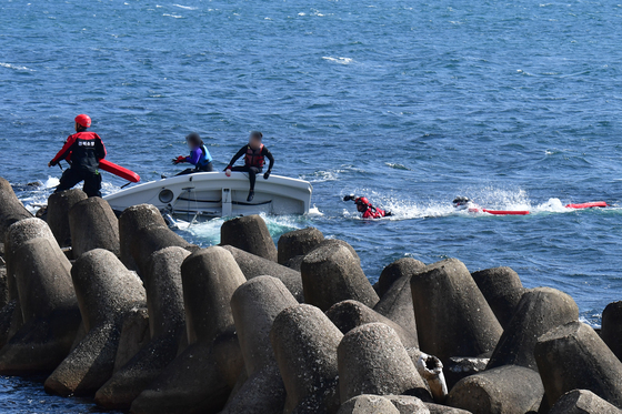 포항서 딩기요트 두 척 강풍에 좌초…탑승자 전원 구조