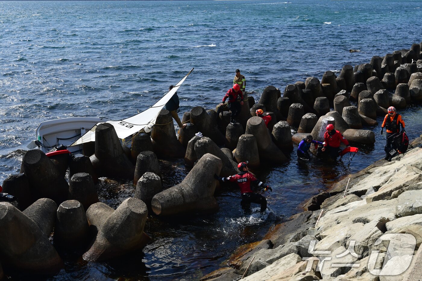 본문 이미지 - 22일 낮 12시20분쯤 경북 포항시 북구 환여동 앞 바다에서 포항해양경찰서 구조대와 포항북부소방서 119구조대가 좌초된 딩기요트 탑승자들을 구조하고 있다. 2026.2.22 ⓒ 뉴스1 최창호 기자