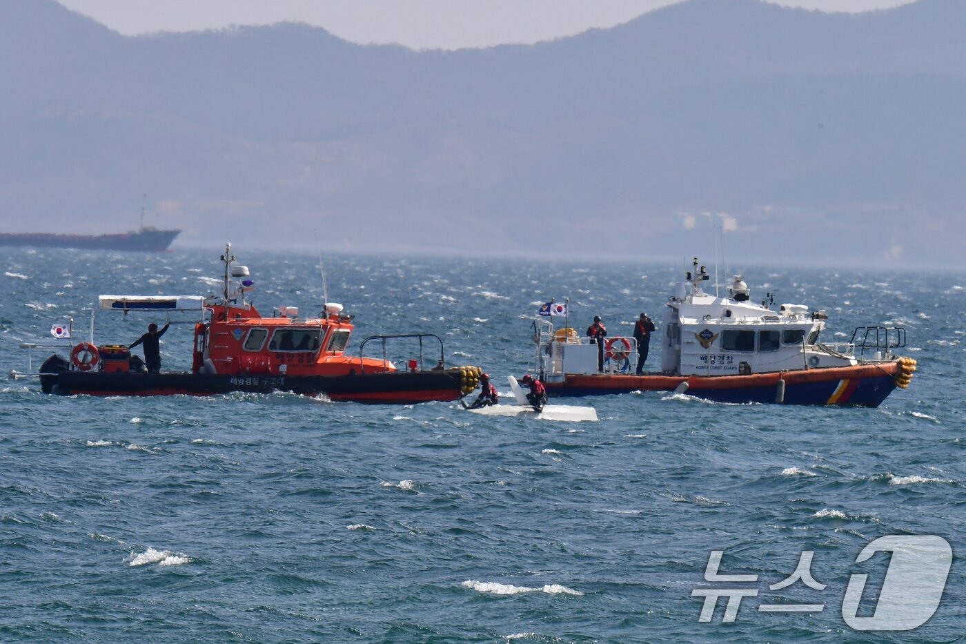 본문 이미지 - 22일 낮 12시20분쯤 경북 포항시 북구 환여동 앞 바다에서 포항해양경찰서 구조대가 좌초된 딩기요트 예인을 준비하고 있다. 2026.2.22 ⓒ 뉴스1 최창호 기자
