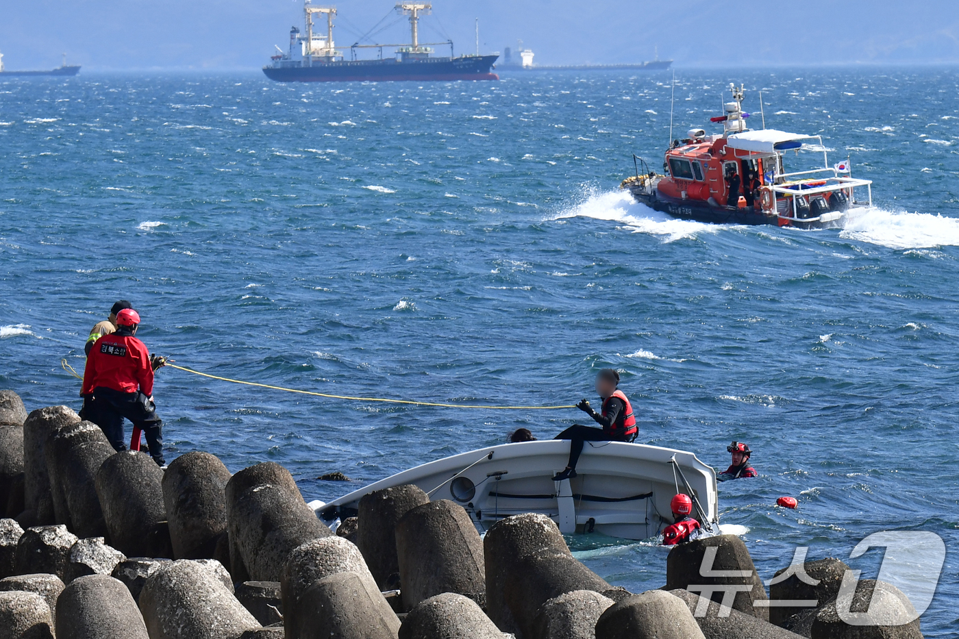 (포항=뉴스1) 최창호 기자 = 22일 낮 12시20분쯤 경북 포항시 북구 환여동 앞 바다에서 포항해양경찰서 구조대와 포항북부소방서  119구조대가 좌초된 딩기요트 탑승자들을 구조 …