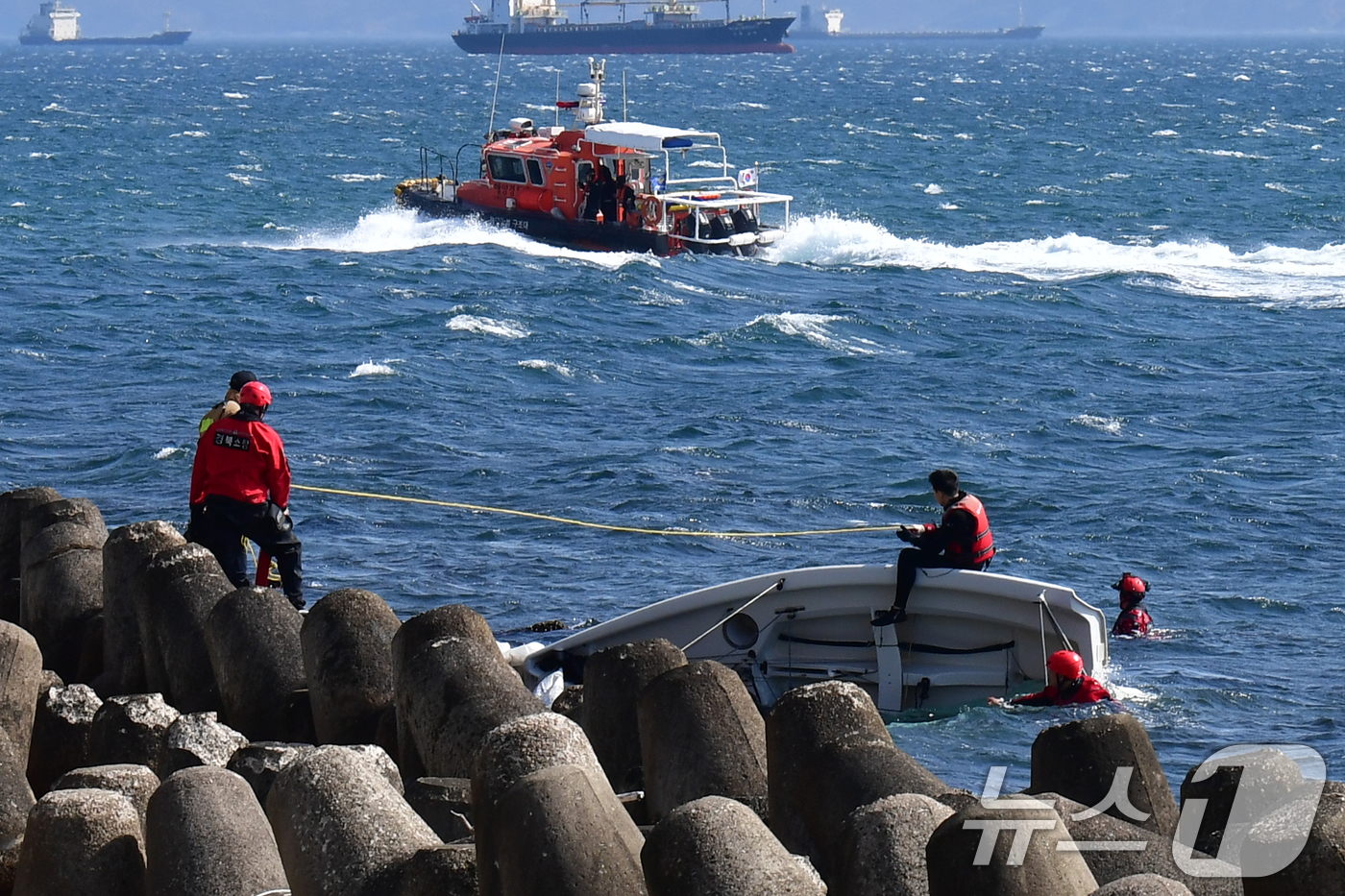 (포항=뉴스1) 최창호 기자 = 22일 낮 12시20분쯤 경북 포항시 북구 환여동 앞 바다에서 포항해양경찰서 구조대와 포항북부소방서  119구조대가 좌초된 딩기요트 탑승자들을 구조 …