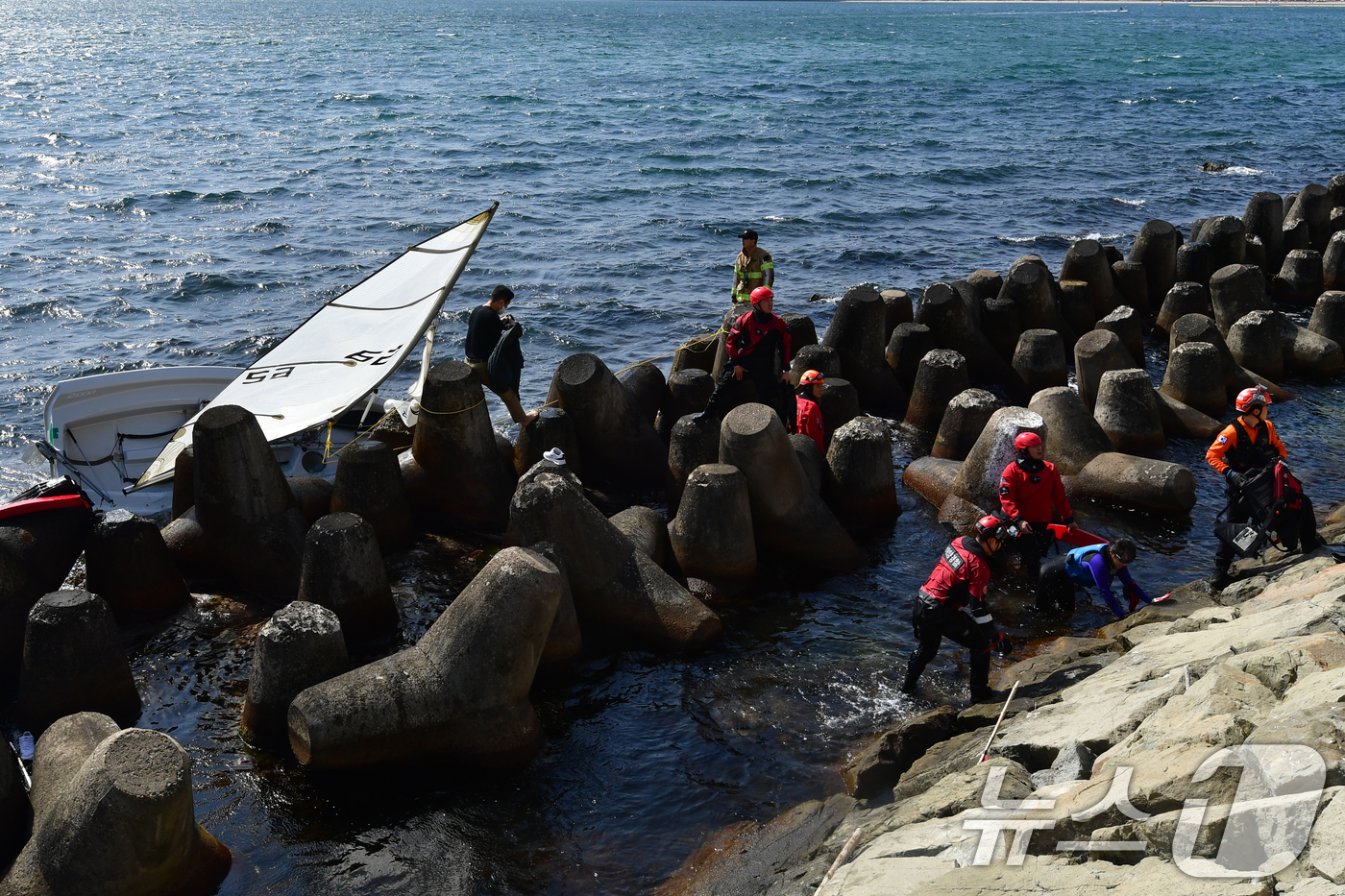(포항=뉴스1) 최창호 기자 = 22일 낮 12시20분쯤 경북 포항시 북구 환여동 앞 바다에서 포항해양경찰서 구조대와 포항북부소방서  119구조대가 좌초된 딩기요트 탑승자들을 구조 …