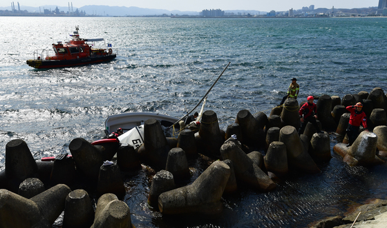 테트라포드와 충돌한 딩기요트