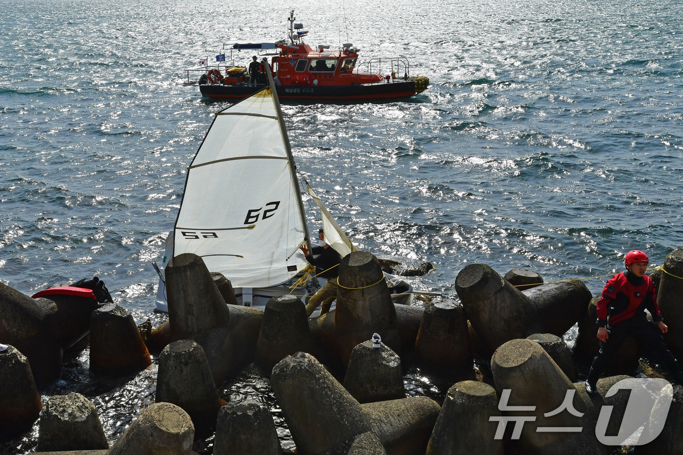 (포항=뉴스1) 최창호 기자 = 22일 낮 12시20분쯤 경북 포항시 북구 환여동 앞 바다에서 포항해양경찰서 구조대와 포항북부소방서  119구조대가 좌초된 딩기요트 탑승자들을 구조 …