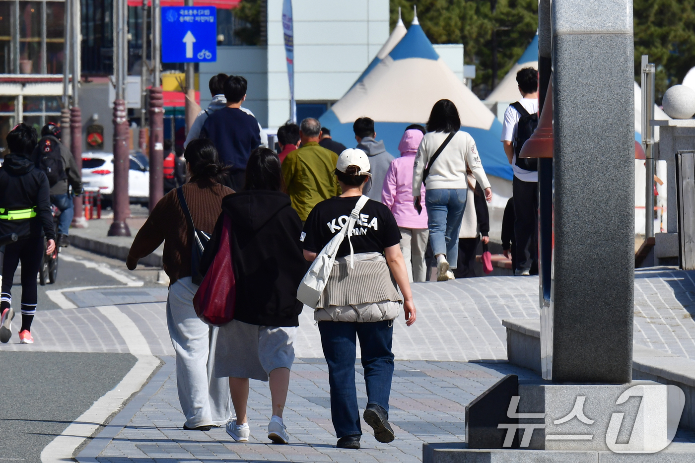 (포항=뉴스1) 최창호 기자 = 22일 오후 경북 포항시 낮 최고 기온이 22도까지 올라가자 북구 영일대해수욕장을 찾은 시민들과 관광객들이 가벼운 옷차림으로 걸어가고 있다.  20 …