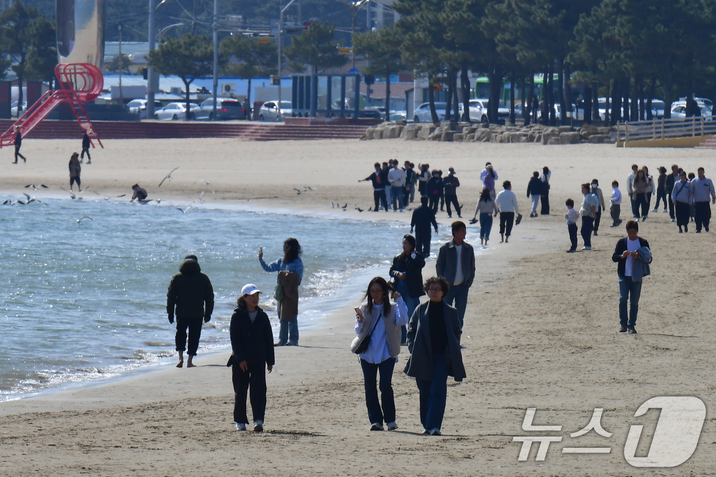 (포항=뉴스1) 최창호 기자 = 22일 오후 경북 포항시 낮 최고 기온이 22도까지 올라가자 북구 영일대해수욕장을 찾은 시민들과 관광객들이 가벼운 옷차림으로 백사장을 걷고 있다. …