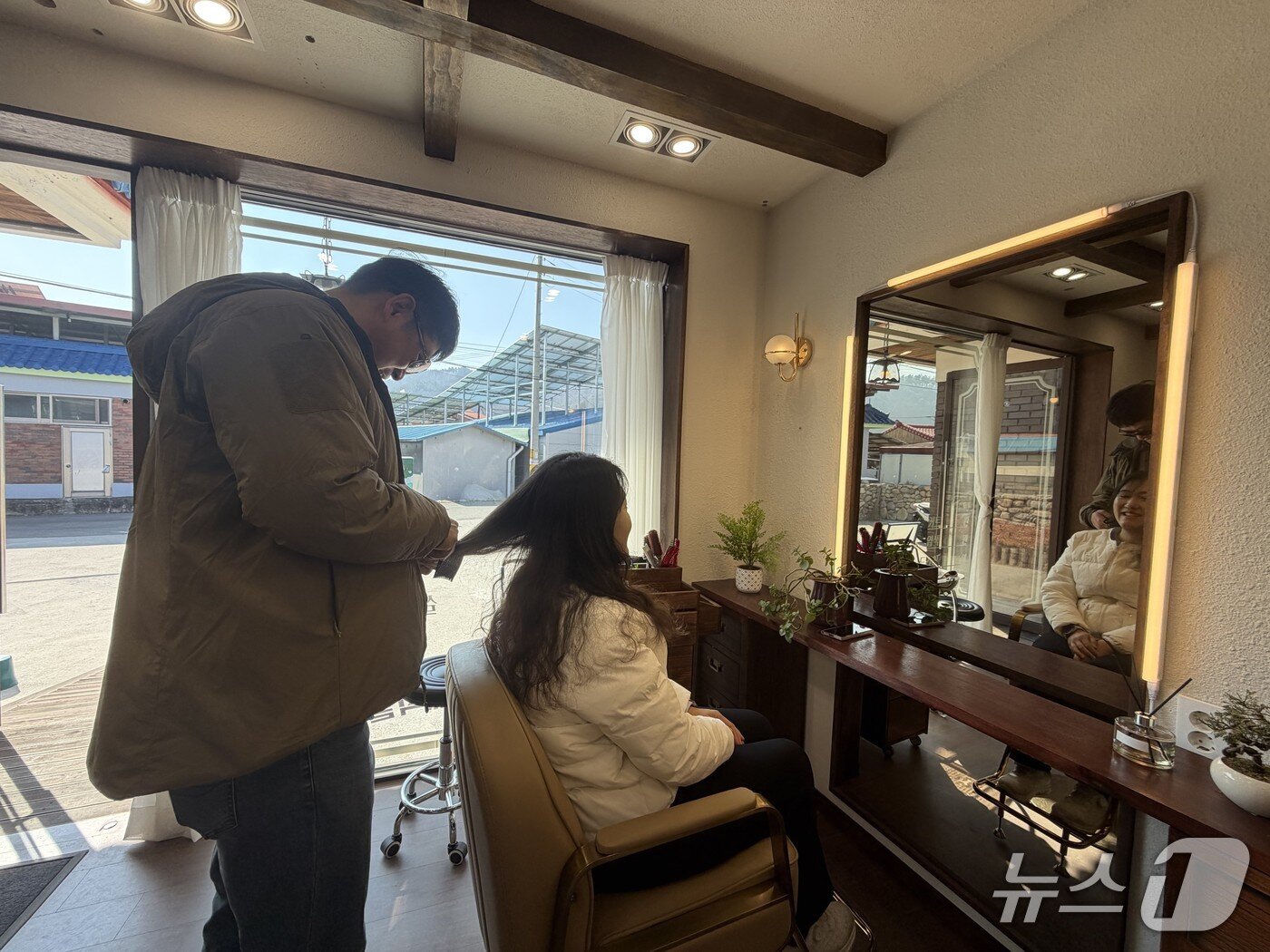 본문 이미지 - 전북 무주군 무주읍 앞섬마을에 위치한 한 방송 프로그램 촬영지에서 관광객들이 즐기는 모습. 2026.2.22/뉴스1 장수인 기자