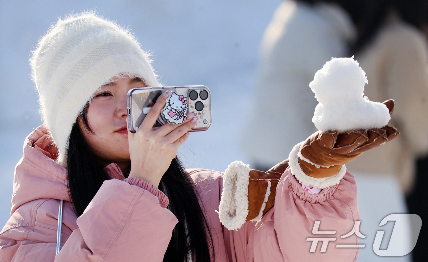 (서울=뉴스1) = 주말을 맞아 평창군 대관령면 횡계리 송천 일대 축제장에서 열린 제34회 평창 대관령눈꽃축제를 찾은 방문객이 작은 눈사람을 보며 마지막 겨울축제를 즐기고 있다. …