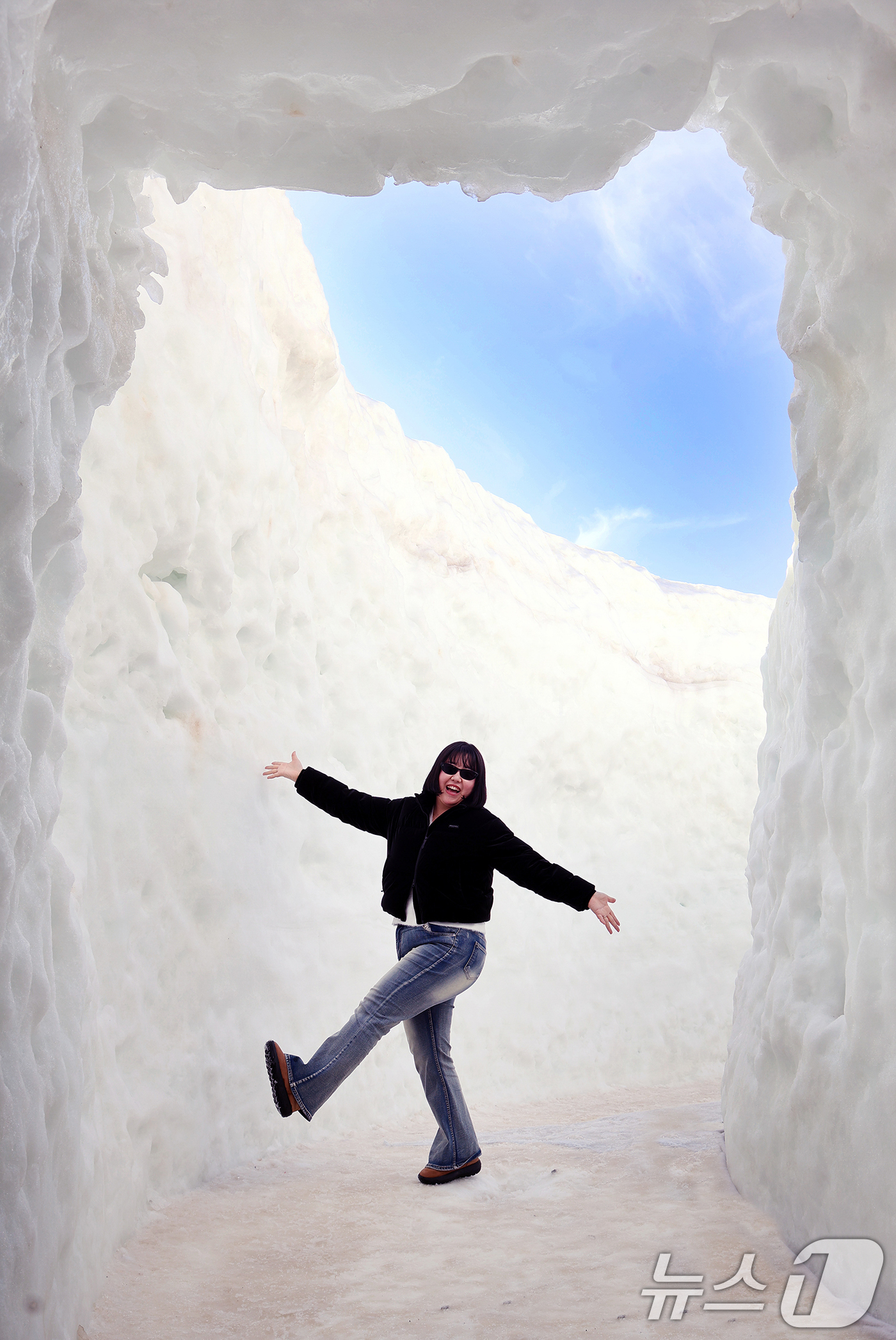 (서울=뉴스1) = 주말을 맞아 평창군 대관령면 횡계리 송천 일대 축제장에서 열린 제34회 평창 대관령눈꽃축제를 찾은 방문객들이 눈터널에서 마지막 겨울 축제를 즐기고 있다. (평창 …