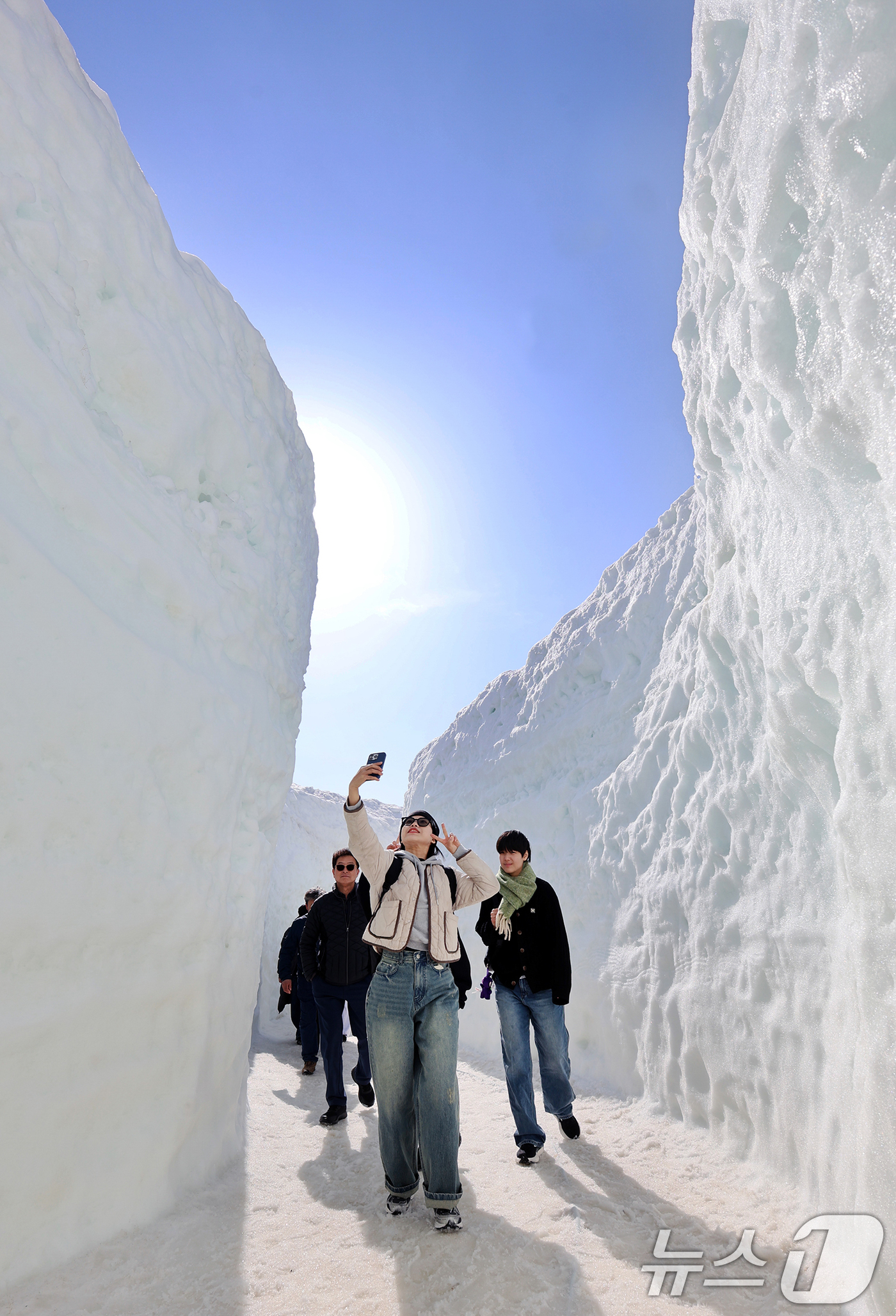 (서울=뉴스1) = 주말을 맞아 평창군 대관령면 횡계리 송천 일대 축제장에서 열린 제34회 평창 대관령눈꽃축제를 찾은 방문객들이 눈터널에서 마지막 겨울 축제를 즐기고 있다. (평창 …