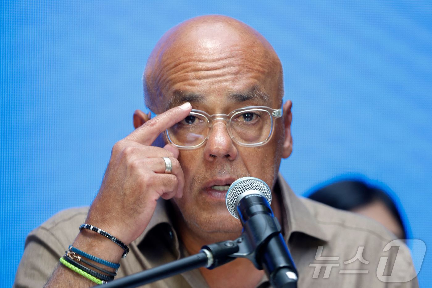 (카라카스 AFP=뉴스1) 김지완 기자 = 21일(현지시간) 호르헤 로드리게스 베네수엘라 국회의장이 수도 카라카스에서 정치범 석방 관련 기자회견을 갖고 있다. 이날 그는 1550건 …