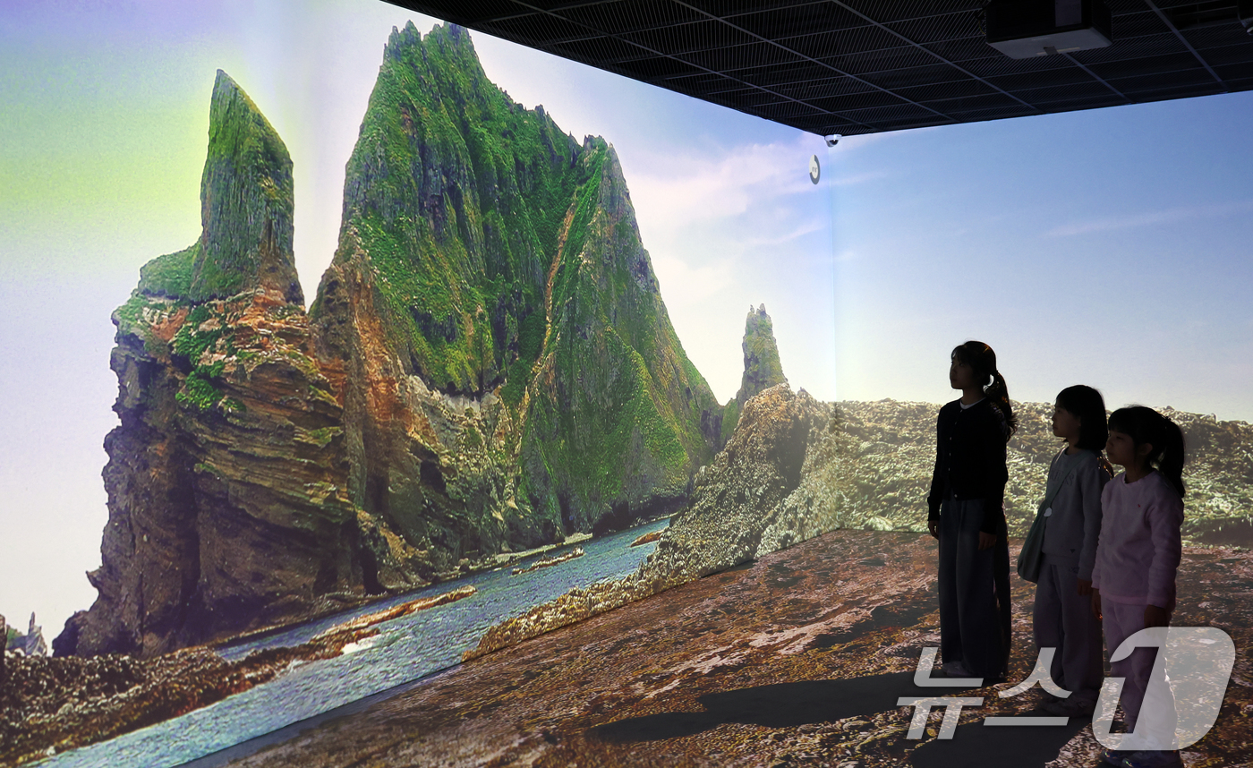 (서울=뉴스1) 김명섭 기자 = 22일 서울 영등포구 타임스퀘어에 마련된 동북아역사재단 독도체험관에서 아이들이 독도 관련 설명을 듣고 있다. 이날 일본의 강경 보수 성향 언론인 산 …