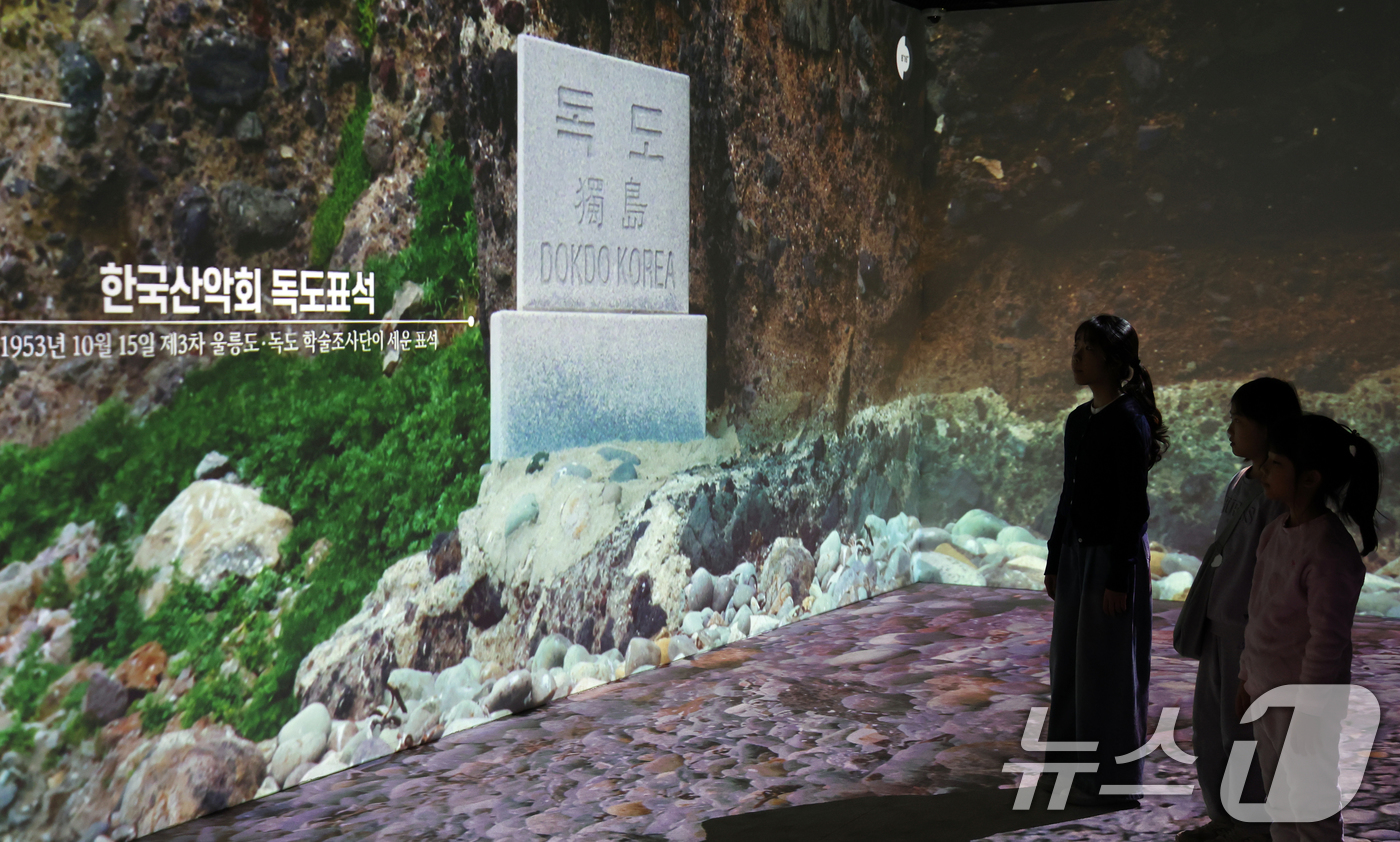 (서울=뉴스1) 김명섭 기자 = 22일 서울 영등포구 타임스퀘어에 마련된 동북아역사재단 독도체험관에서 아이들이 독도 관련 설명을 듣고 있다. 이날 일본의 강경 보수 성향 언론인 산 …