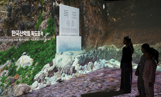 "독도는 한국 땅 아냐" 日교과서 통과…교육부 "시정하라" 경고