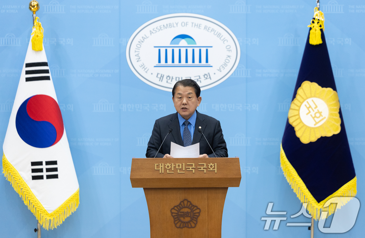 (서울=뉴스1) 이승배 기자 = 김병주 더불어민주당 의원이 22일 서울 여의도 국회 소통관에서 6.3 지방선거 경기도지사 후보 불출마 선언 기자회견을 하고 있다. 2026.2.22 …