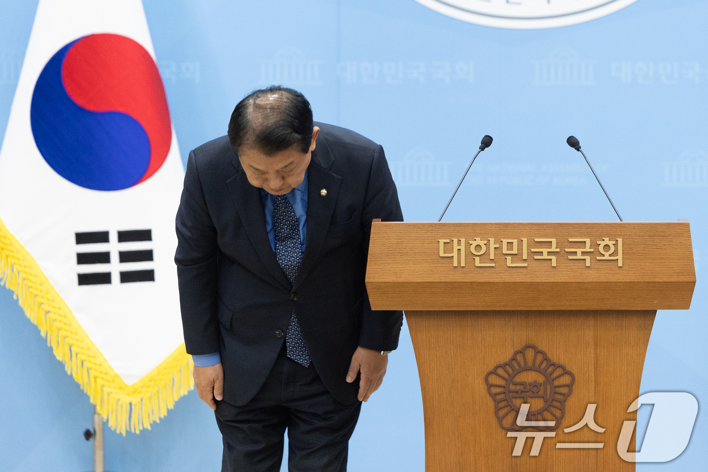 (서울=뉴스1) 이승배 기자 = 김병주 더불어민주당 의원이 22일 서울 여의도 국회 소통관에서 6.3 지방선거 경기도지사 후보 불출마 선언 기자회견에 앞서 인사하고 있다. 2026 …