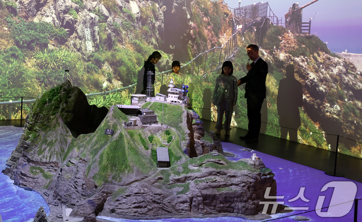 (서울=뉴스1) 김명섭 기자 = 22일 서울 영등포구 타임스퀘어에 마련된 동북아역사재단 독도체험관에서 아이들이 독도 관련 설명을 듣고 있다. 이날 일본의 강경 보수 성향 언론인 산 …