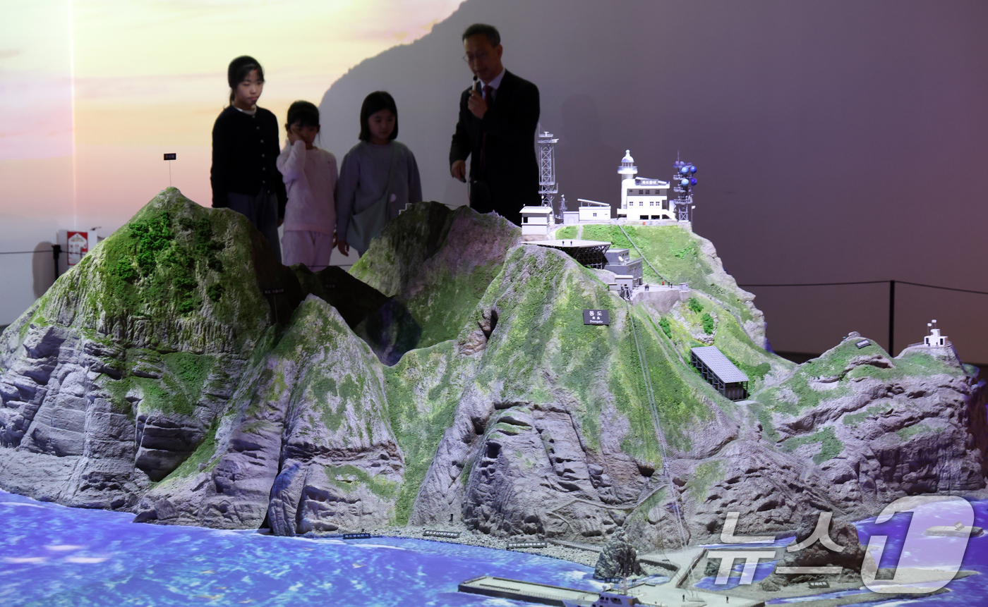 (서울=뉴스1) 김명섭 기자 = 22일 서울 영등포구 타임스퀘어에 마련된 동북아역사재단 독도체험관에서 아이들이 독도 관련 설명을 듣고 있다. 이날 일본의 강경 보수 성향 언론인 산 …