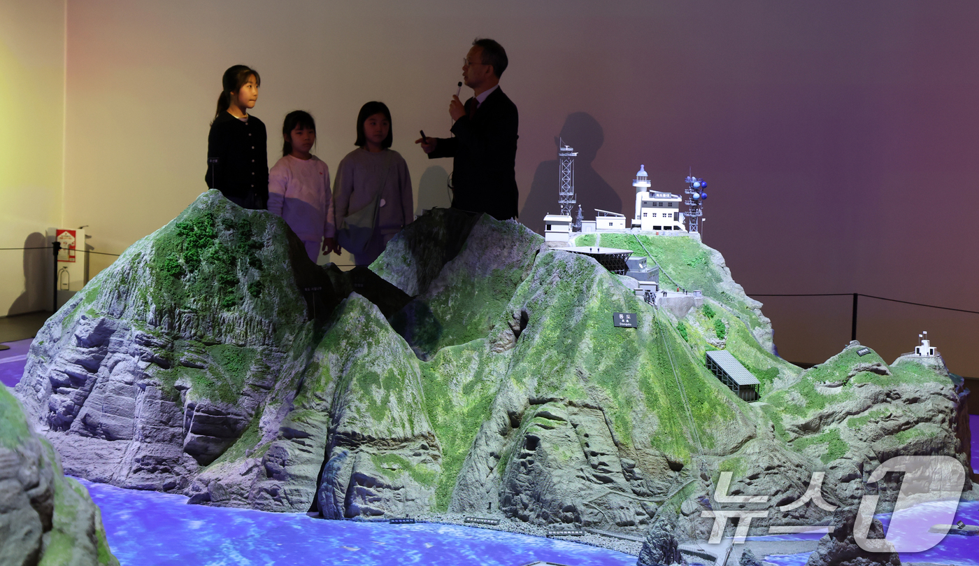 (서울=뉴스1) 김명섭 기자 = 22일 서울 영등포구 타임스퀘어에 마련된 동북아역사재단 독도체험관에서 아이들이 독도 관련 설명을 듣고 있다. 이날 일본의 강경 보수 성향 언론인 산 …