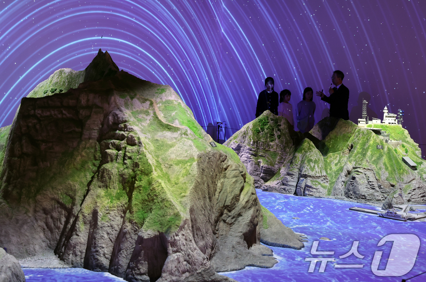 (서울=뉴스1) 김명섭 기자 = 22일 서울 영등포구 타임스퀘어에 마련된 동북아역사재단 독도체험관에서 아이들이 독도 관련 설명을 듣고 있다. 이날 일본의 강경 보수 성향 언론인 산 …