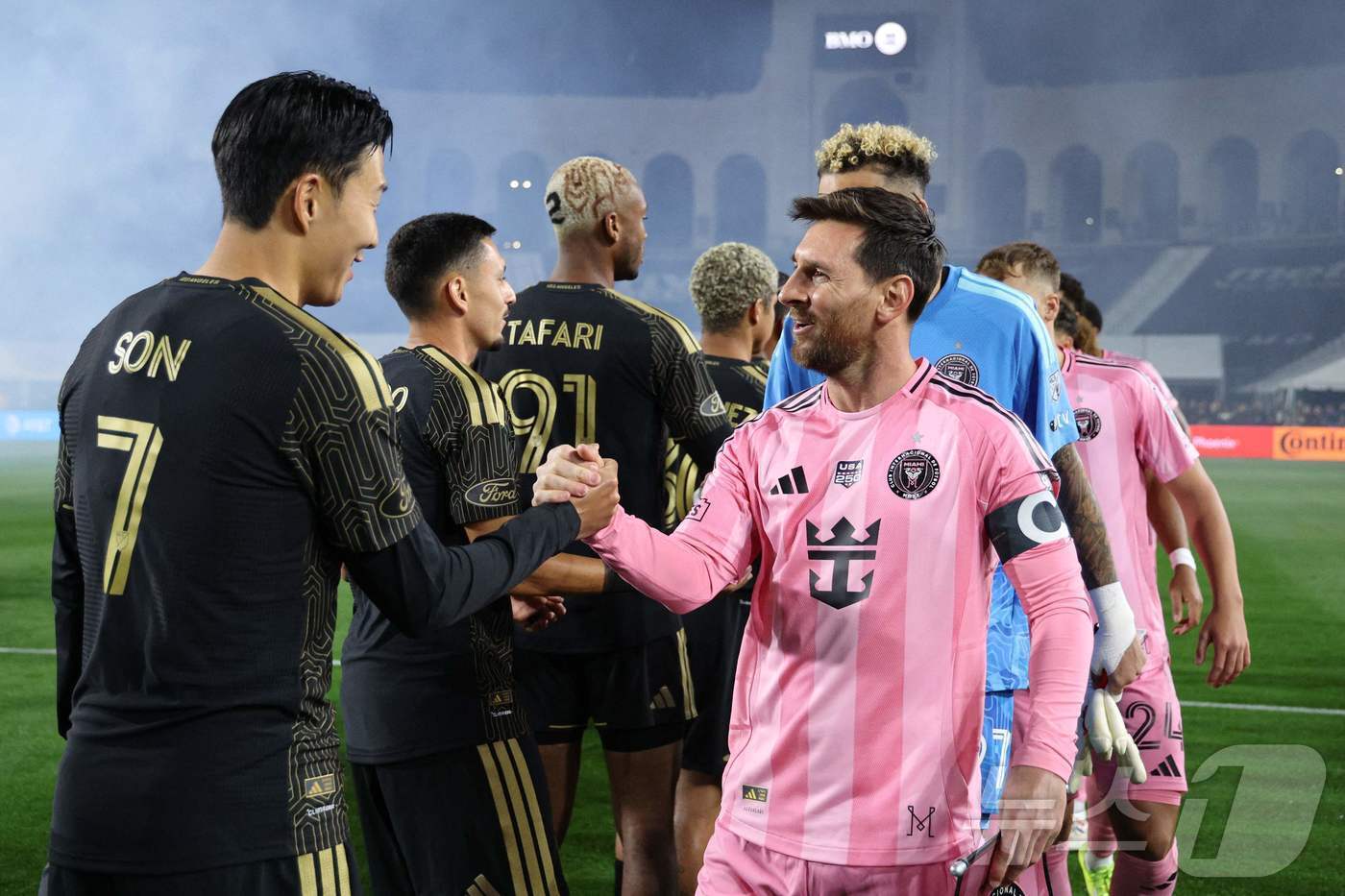 본문 이미지 - 경기 전 메시와 인사하는 손흥민(왼쪽) ⓒ AFP=뉴스1