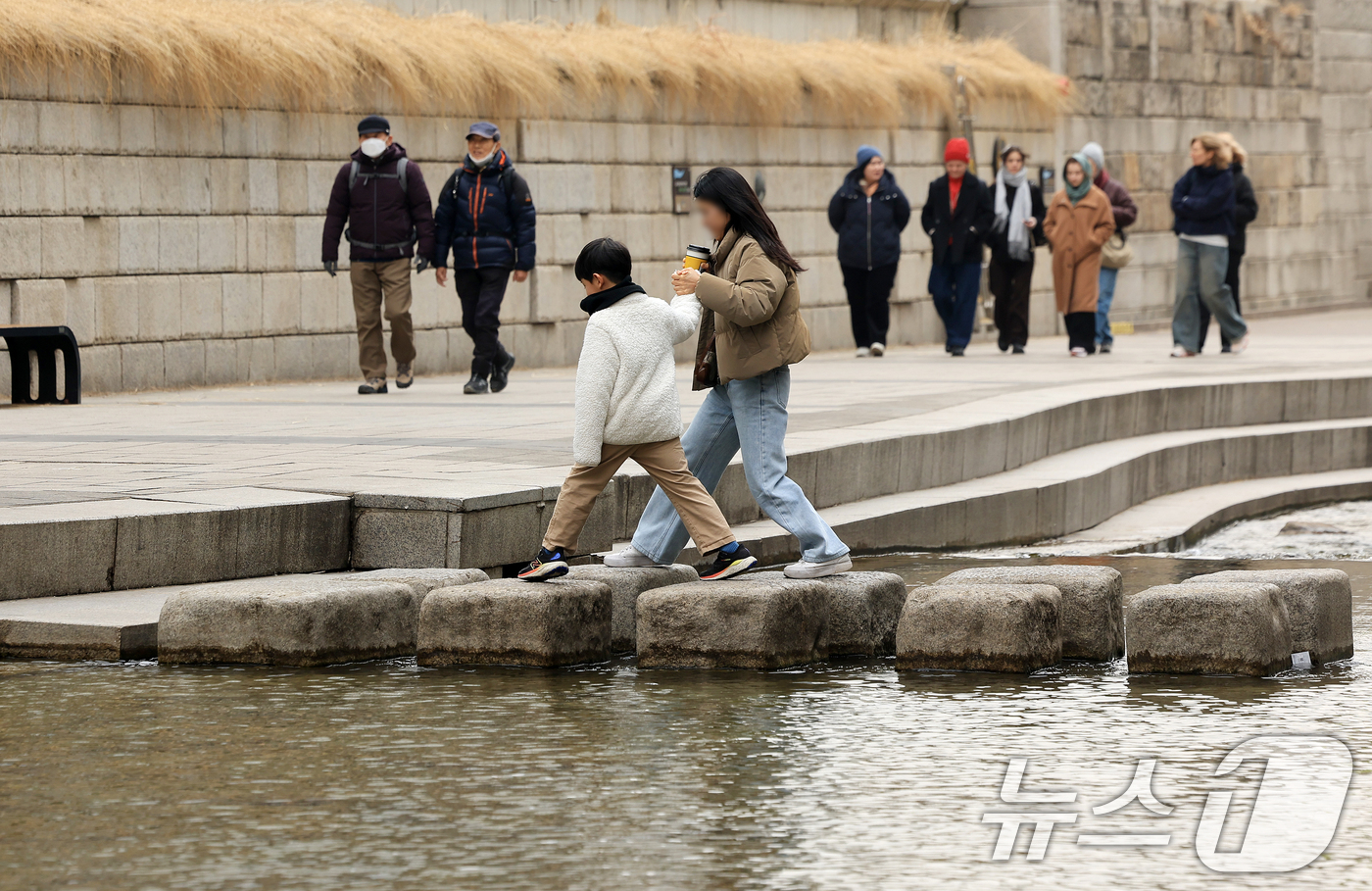 (서울=뉴스1) 이호윤 기자 = 서울 낮 최고 기온이 10도 이상 오르며 포근한 날씨를 보인 22일 오후 서울 청계천을 찾은 관광객들이 산책을 하고 있다. 2026.2.22/뉴스1 …
