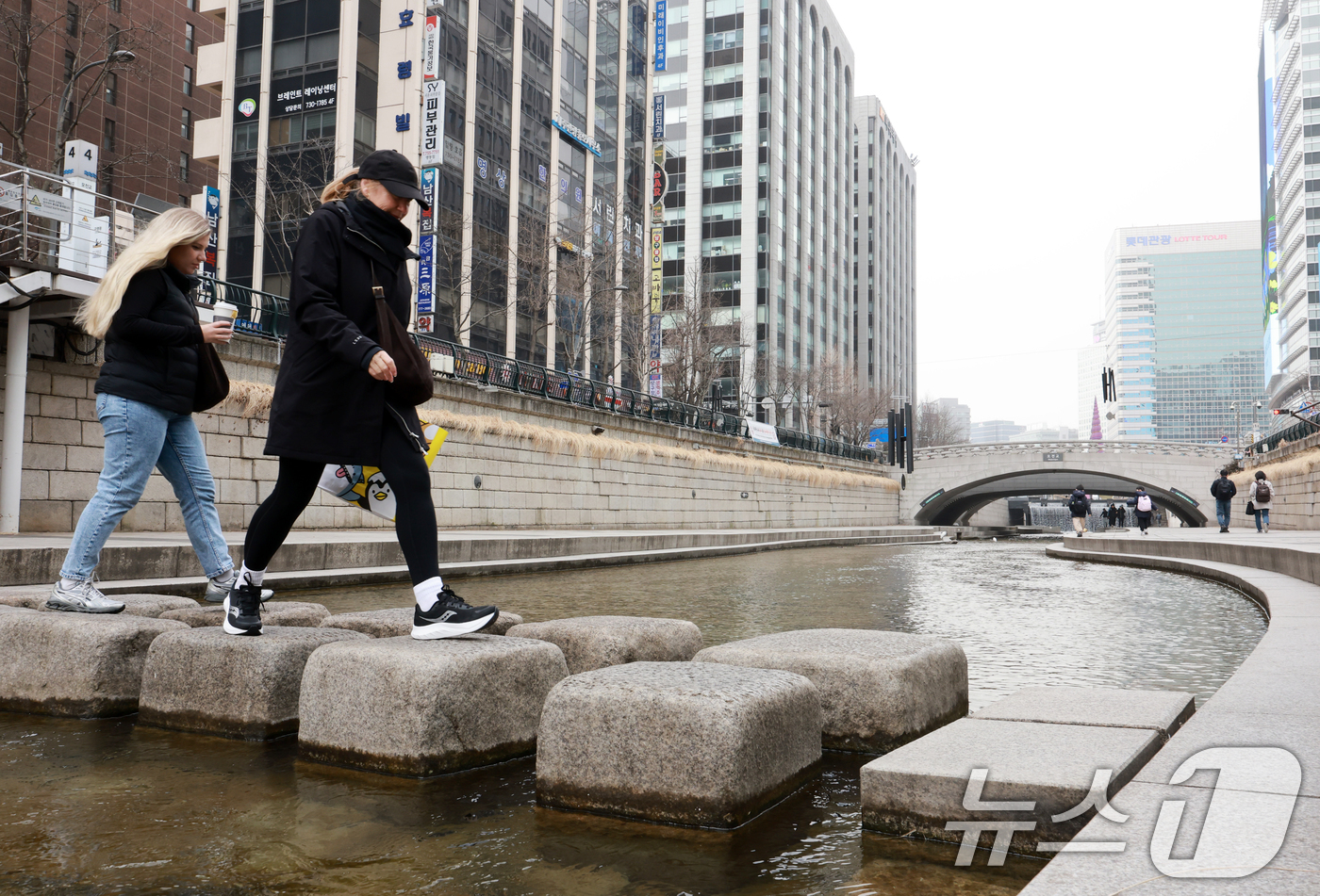 (서울=뉴스1) 이호윤 기자 = 서울 낮 최고 기온이 10도 이상 오르며 포근한 날씨를 보인 22일 오후 서울 청계천을 찾은 관광객들이 산책을 하고 있다. 2026.2.22/뉴스1 …