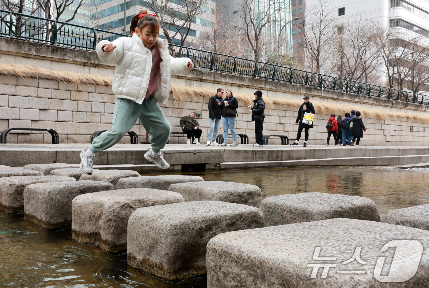(서울=뉴스1) 이호윤 기자 = 서울 낮 최고 기온이 10도 이상 오르며 포근한 날씨를 보인 22일 오후 서울 청계천을 찾은 관광객들이 산책을 하고 있다. 2026.2.22/뉴스1 …