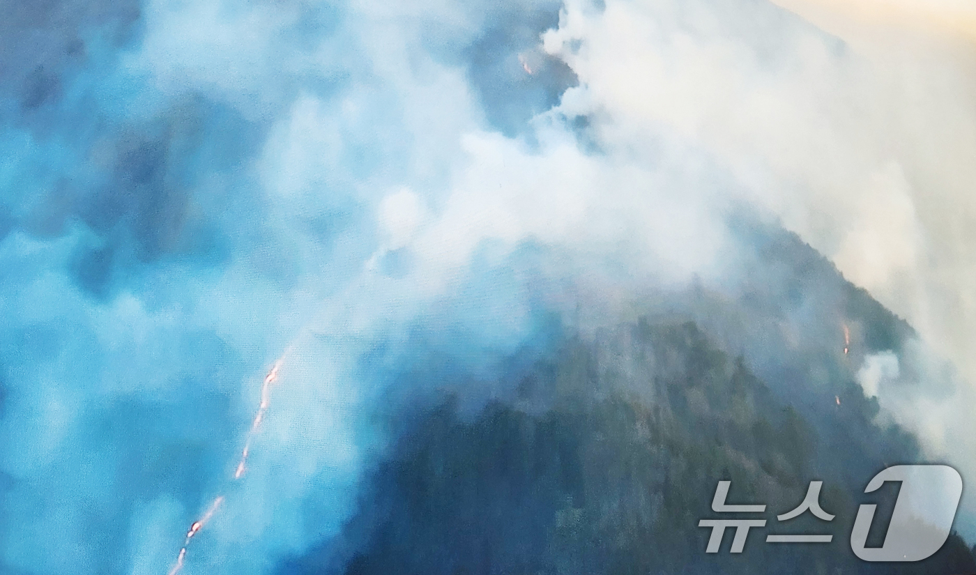 (서울=뉴스1) = 지난 21일 경남 함양군 마천면 창원리 야산에 불이나 연기가 피어오르고 있다. (경남소방본부 제공. 재판매 및 DB 금지) 2026.2.22/뉴스1