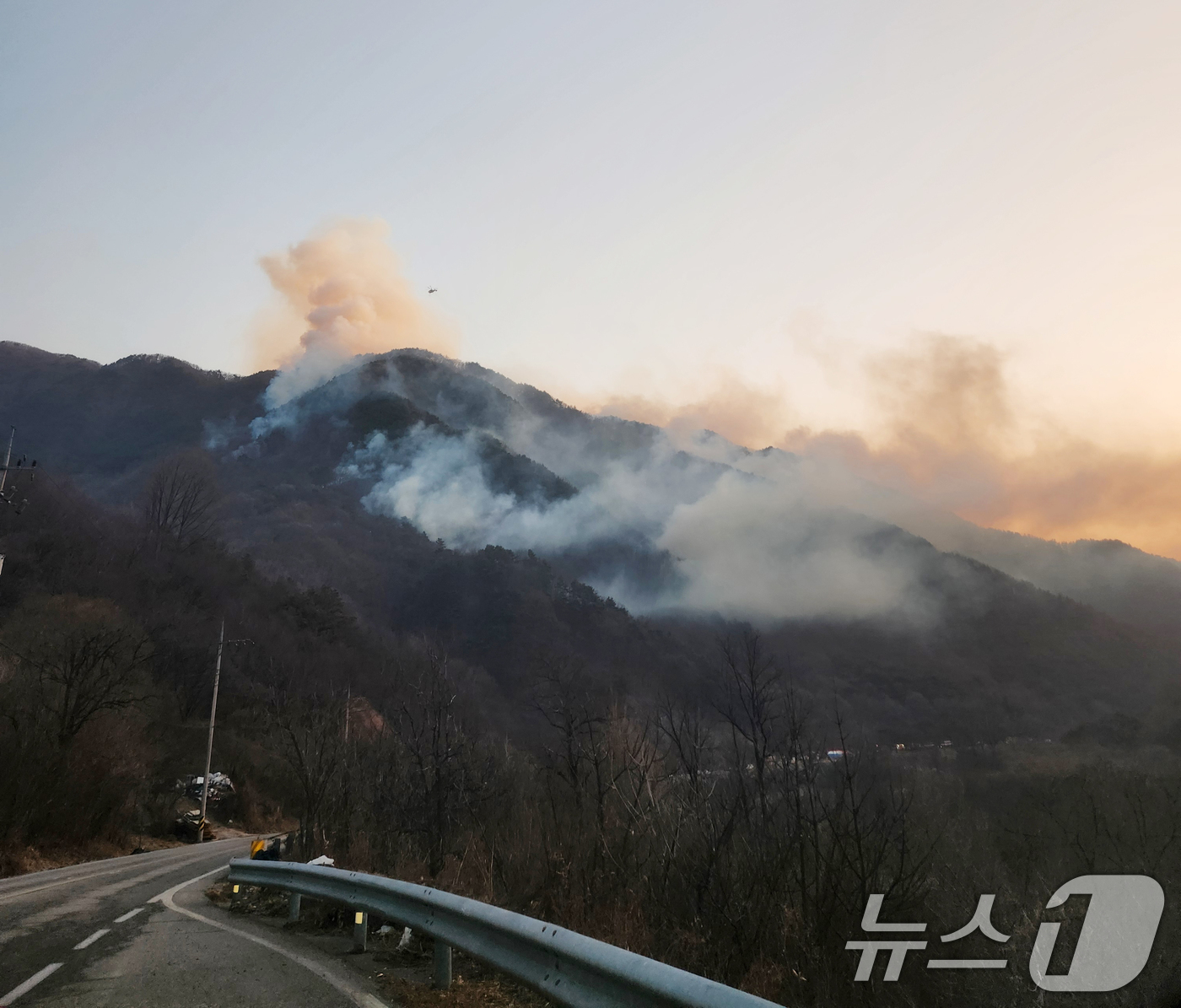 (서울=뉴스1) = 지난 21일 경남 함양군 마천면 창원리 야산에 불이나 연기가 피어오르고 있다. (경남소방본부 제공. 재판매 및 DB 금지) 2026.2.22/뉴스1