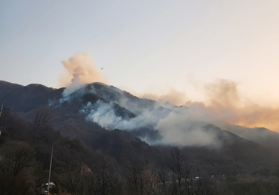 함양 산불 24시간 넘겨…진화율 57%→47% 또 감소(종합)
