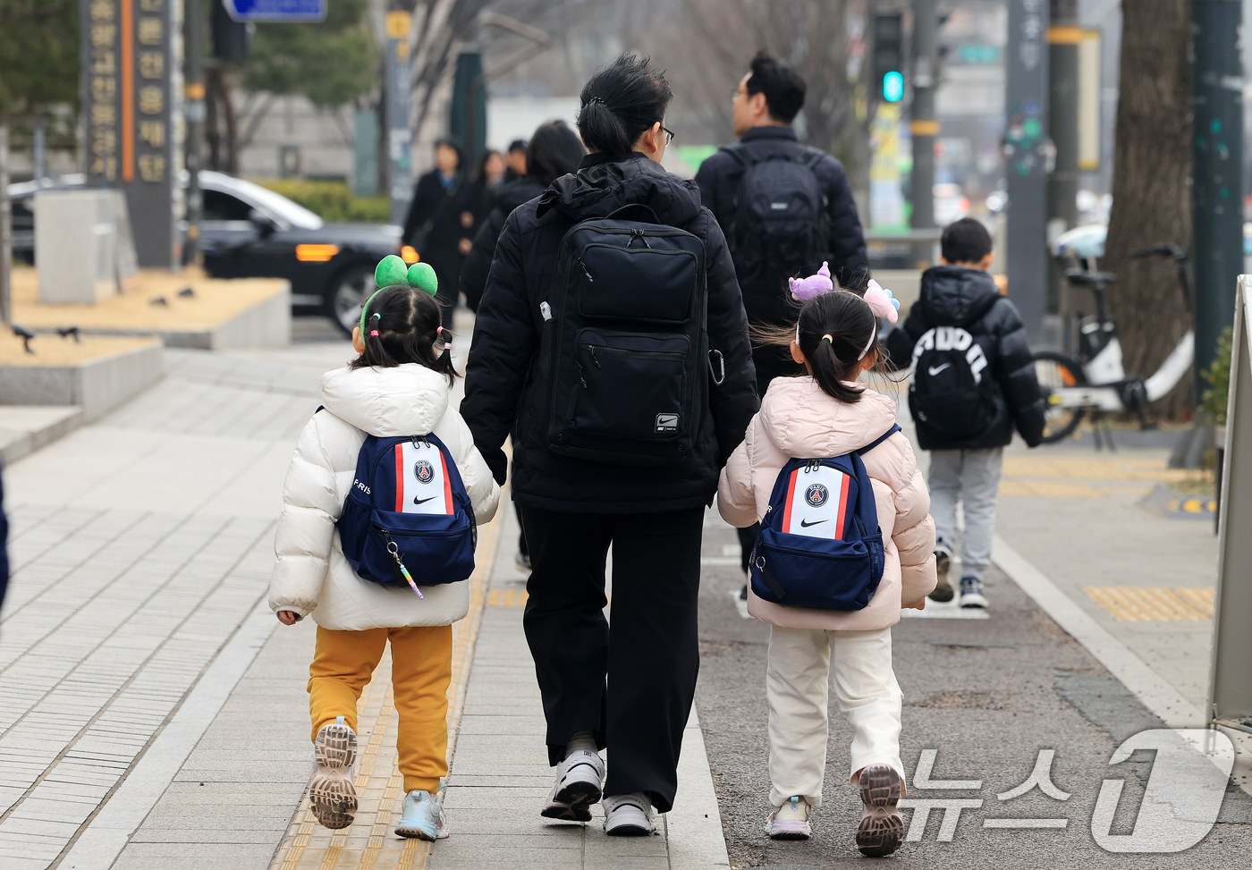(서울=뉴스1) 이호윤 기자 = 새학기를 일주일 앞둔 22일 서울 종로구 거리를 학생들과 학부모들이 손 잡고 걸어가고 있다. 2026.2.22/뉴스1