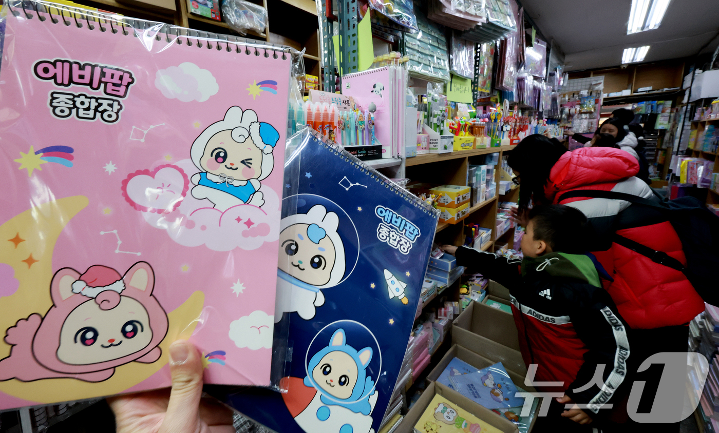 (서울=뉴스1) 이호윤 기자 = 새학기를 일주일 앞둔 22일 서울 종로구 창신동 문구완구거리에서 학생들과 학부모들이 학용품을 고르고 있다. 2026.2.22/뉴스1