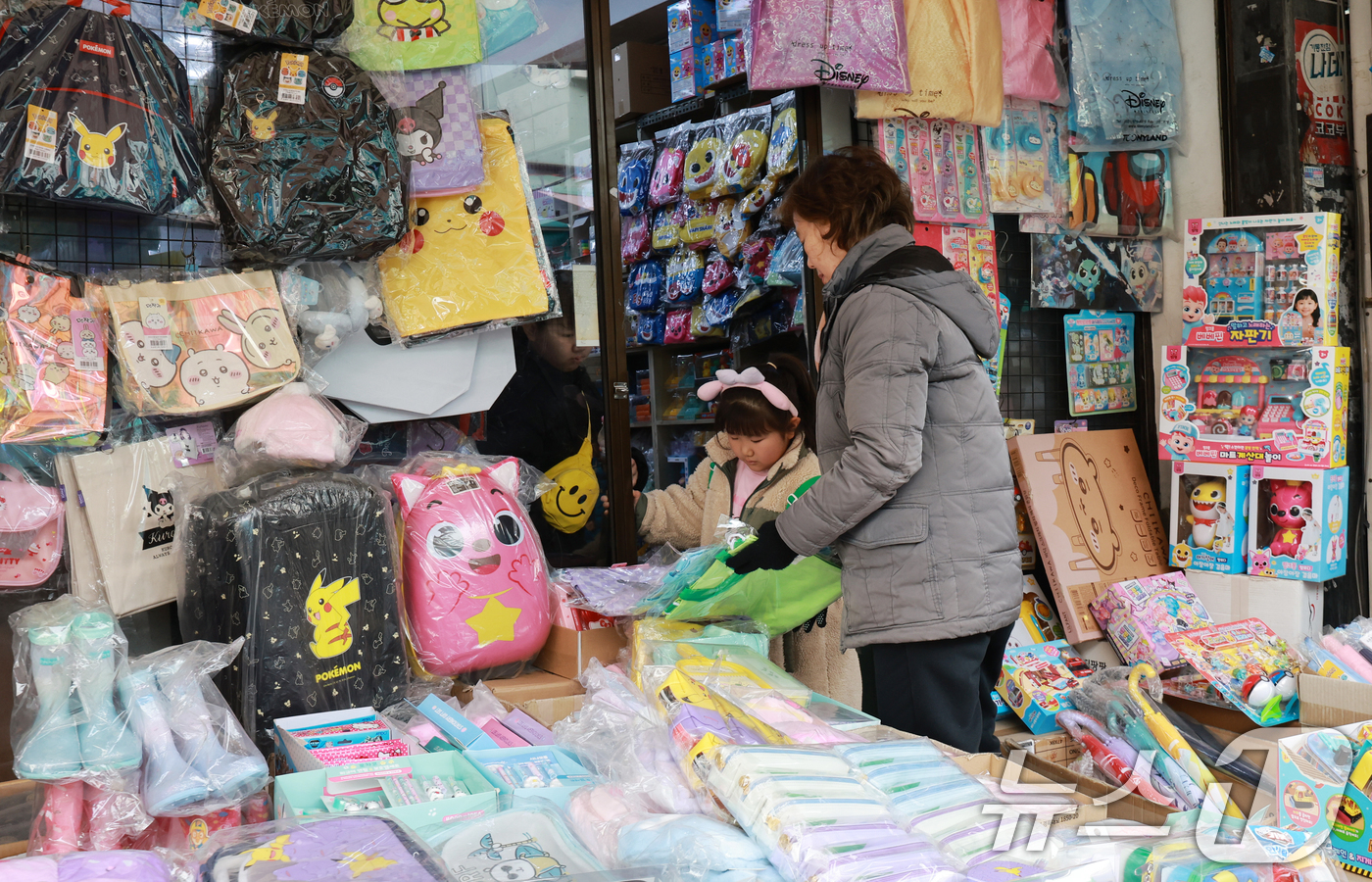 (서울=뉴스1) 이호윤 기자 = 새학기를 일주일 앞둔 22일 서울 종로구 창신동 문구완구거리에서 학생들이 학용품을 고르고 있다. 2026.2.22/뉴스1