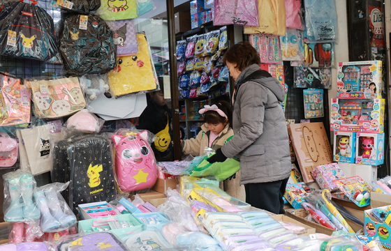 학용품 고르는 학생들