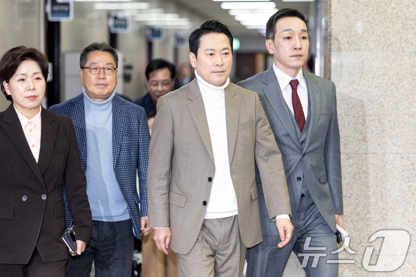 (서울=뉴스1) 이승배 기자 = 장동혁 국민의힘 대표가 22일 서울 여의도 국회에서 열린 비공개 최고위원회의 참석을 위해 발걸음을 옮기고 있다. 2026.2.22/뉴스1