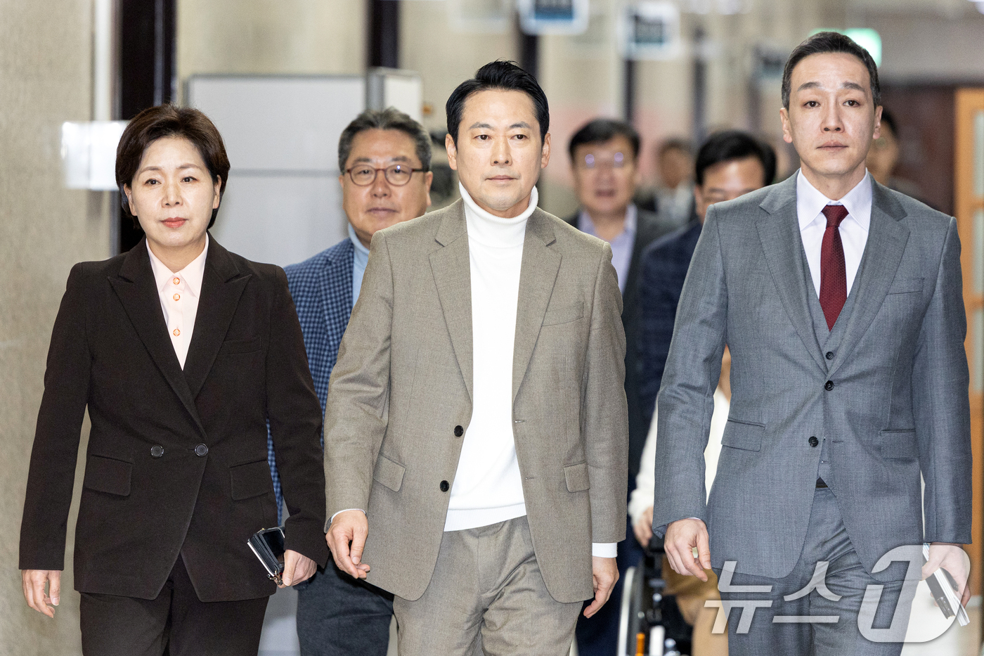 (서울=뉴스1) 이승배 기자 = 장동혁 국민의힘 대표가 22일 서울 여의도 국회에서 열린 비공개 최고위원회의 참석을 위해 발걸음을 옮기고 있다. 2026.2.22/뉴스1