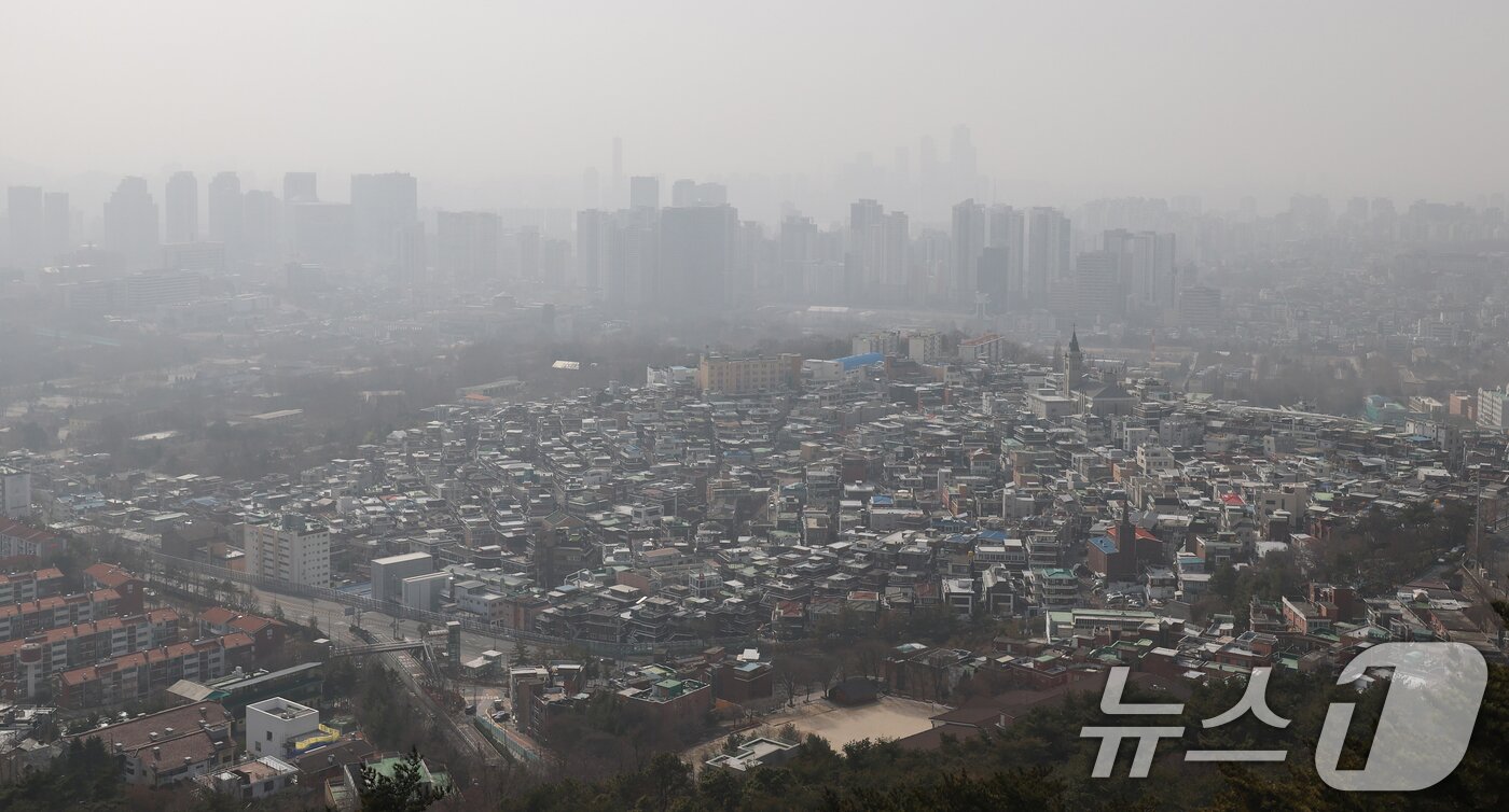 본문 이미지 - 황사의 영향으로 서울을 비롯한 수도권에 올해 첫 미세먼지 경보가 발령된 22일 오후 서울 중구 남산에서 바라본 도심이 희뿌연 모습을 보이고 있다. 2026.2.22 ⓒ 뉴스1 오대일 기자
