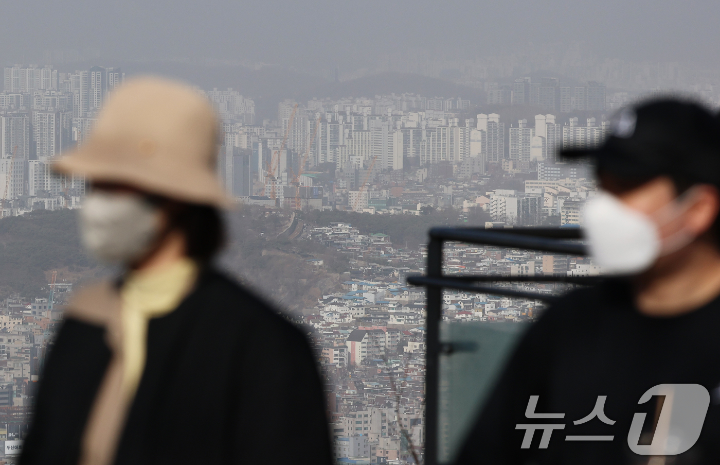 (서울=뉴스1) 오대일 기자 = 황사의 영향으로 서울을 비롯한 수도권에 올해 첫 미세먼지 경보가 발령된 22일 오후 서울 중구 남산에서 바라본 도심이 희뿌연 모습을 보이고 있다. …