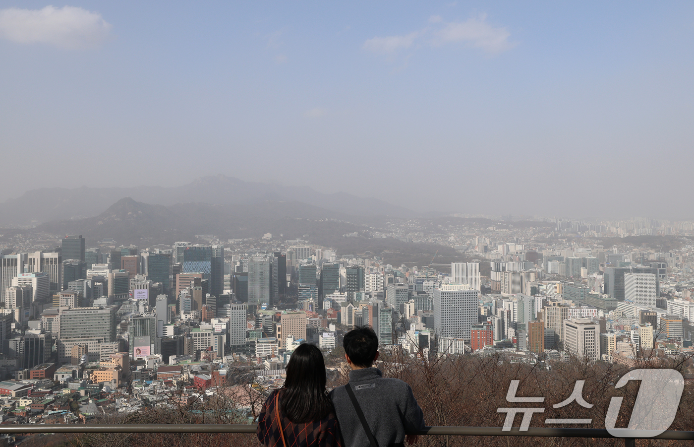 (서울=뉴스1) 오대일 기자 = 황사의 영향으로 서울을 비롯한 수도권에 올해 첫 미세먼지 경보가 발령된 22일 오후 서울 중구 남산에서 바라본 도심이 희뿌연 모습을 보이고 있다. …