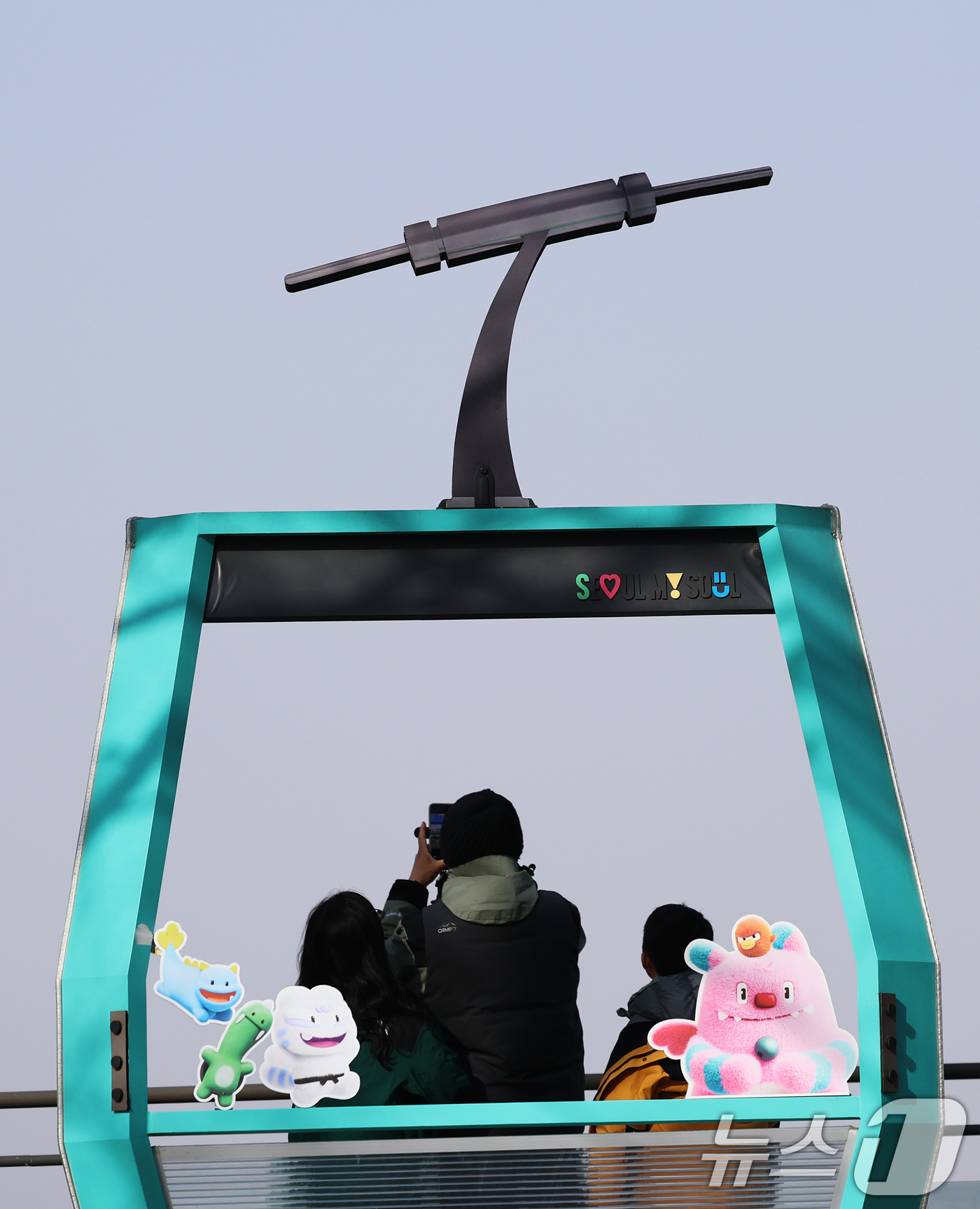 (서울=뉴스1) 오대일 기자 = 황사의 영향으로 서울을 비롯한 수도권에 올해 첫 미세먼지 경보가 발령된 22일 오후 서울 중구 남산에서 바라본 도심이 희뿌연 모습을 보이고 있다. …