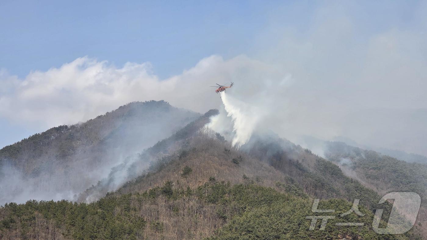 (함양=뉴스1) 장광일 기자 = 22일 헬기가 경남 함양 마천면 창원리 한 야산에 난 산불을 끄고 있다.(경남도 제공. 재판매 및 DB 금지) 2026.2.22/뉴스1
