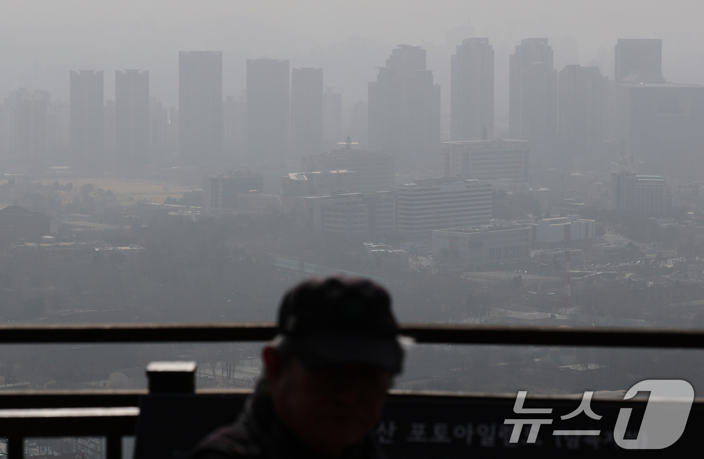 (서울=뉴스1) 오대일 기자 = 황사의 영향으로 서울을 비롯한 수도권에 올해 첫 미세먼지 경보가 발령된 22일 오후 서울 중구 남산에서 바라본 도심이 희뿌연 모습을 보이고 있다. …