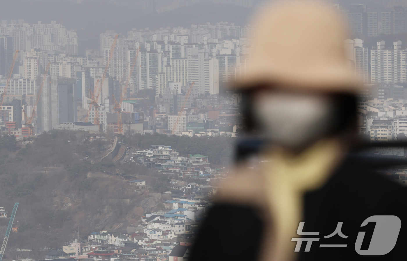 (서울=뉴스1) 오대일 기자 = 황사의 영향으로 서울을 비롯한 수도권에 올해 첫 미세먼지 경보가 발령된 22일 오후 서울 중구 남산에서 바라본 도심이 희뿌연 모습을 보이고 있다. …