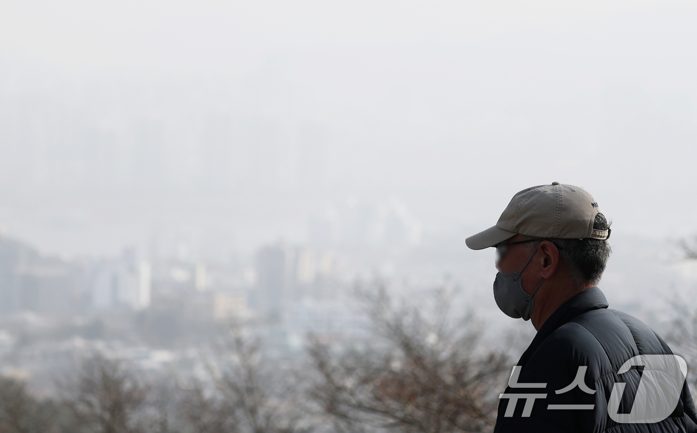 (서울=뉴스1) 오대일 기자 = 황사의 영향으로 서울을 비롯한 수도권에 올해 첫 미세먼지 경보가 발령된 22일 오후 서울 중구 남산에서 바라본 도심이 희뿌연 모습을 보이고 있다. …